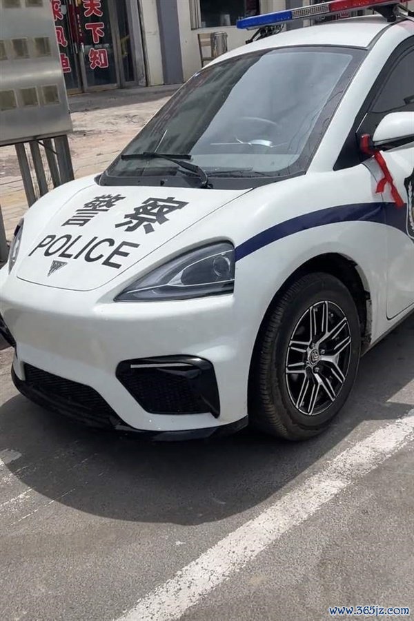 网友拍到倒三轮电摩警车直言太拉风！官方：可上牌 专用于巡逻