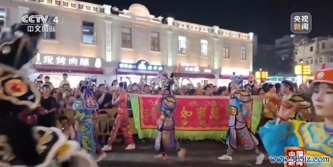 外国游客在中国解锁“凉”好时光 避暑胜地魅力十足