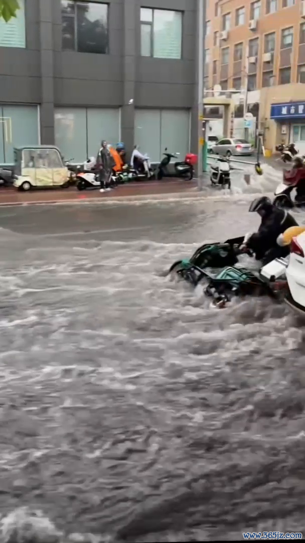 济南突降暴雨 预警30分钟连升三级