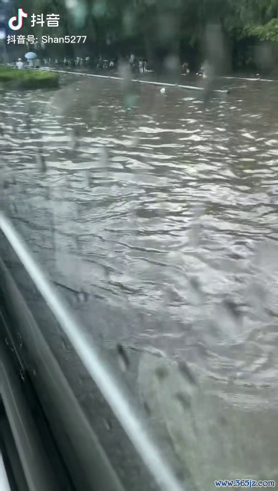 济南突降暴雨