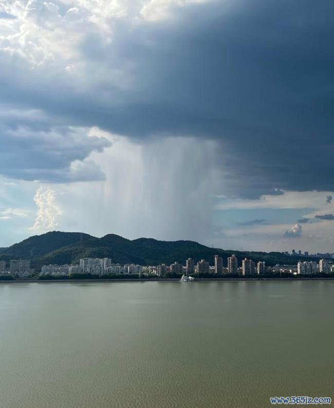 杭州上空出现一道分界线 晴雨切换引关注