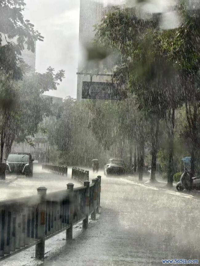 杭州上空出现一道分界线 晴雨切换引关注