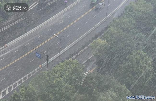 杭州上空出现一道分界线 晴雨切换引关注