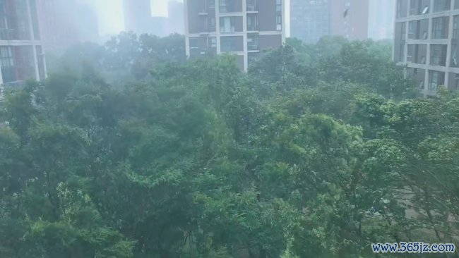 杭州上空出现一道分界线