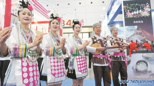 7月30日，在2026“新疆是个好地方”非遗援疆主题展示活动主会场石河子会展中心贵州展区，演员进行歌舞表演。兵团日报全媒体记者 陈洋 摄